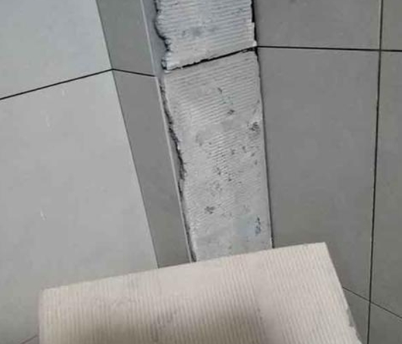 泉州瓷砖空鼓维修公司分享下厨房瓷砖脱落的补救措施。
